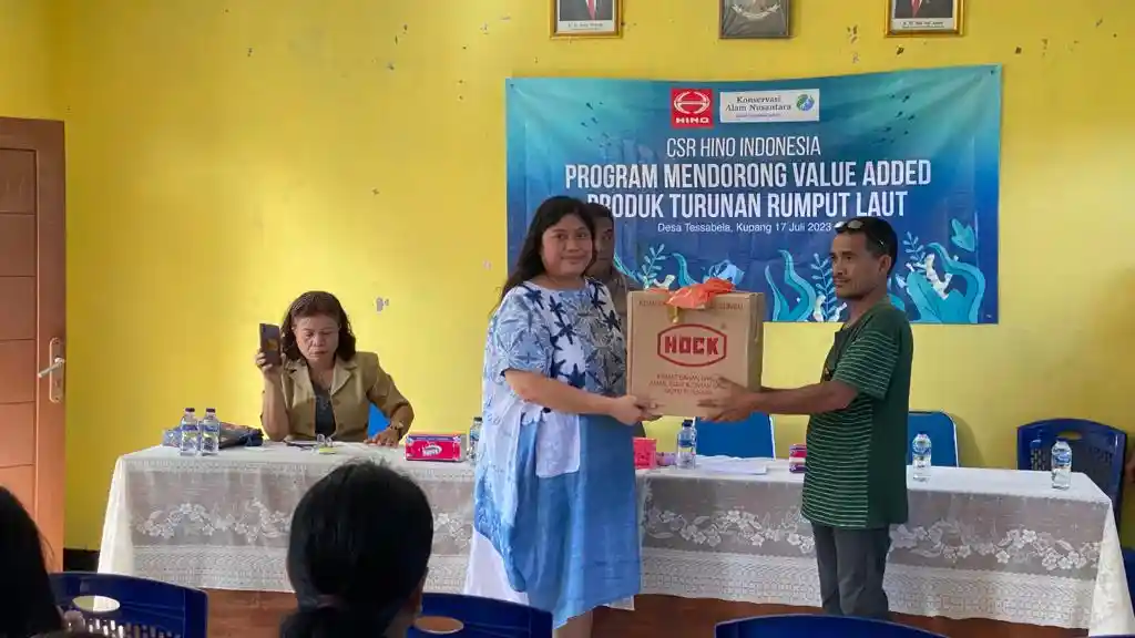 Foto - Peran Aktif Hino Indonesia Mendukung Industri Budi Daya Rumput Laut di Kupang