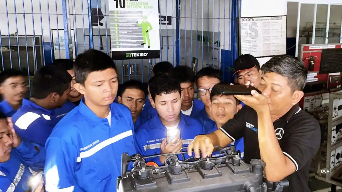 Truk - DCVI Berbagi Ilmu Dengan Siswa SMK