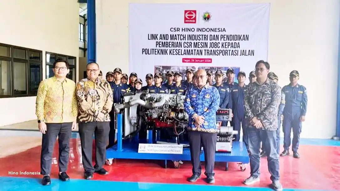 Foto - Hino Sumbangkan Mesin Dan Komponen Berstandar Euro 4 Ke Kampus-Kampus
