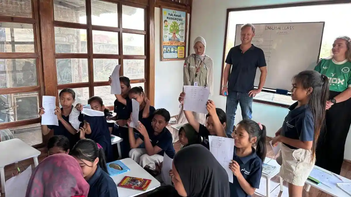 Foto - Sekolah Alam Anak Pesisir di Lombok, Ajak Anak Belajar Sambil Lestarikan Mangrove Dari Pertamina
