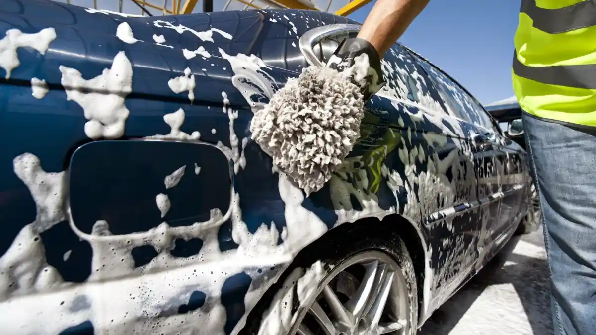 Foto - Tetap di Rumah Sambil Habiskan Waktu Puasa, Ini Panduan Lengkap Cuci Mobil