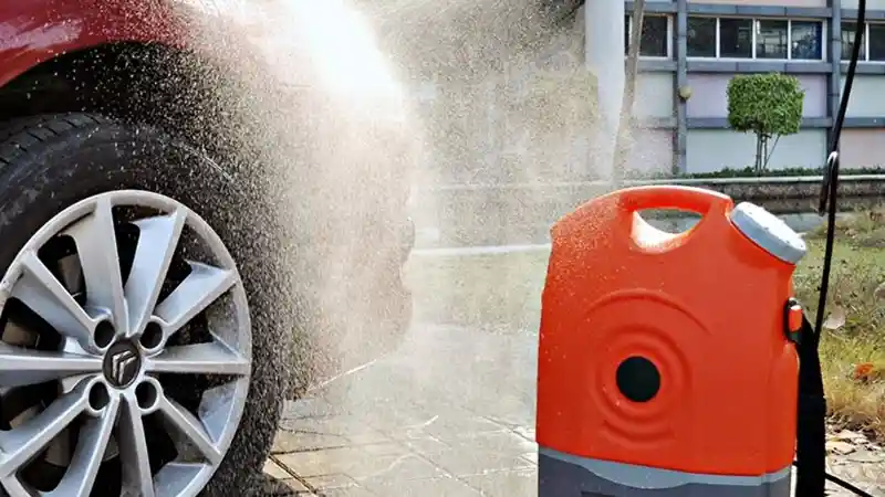 Foto - Mencuci Mesin Mobil Boleh Saja, Asal...