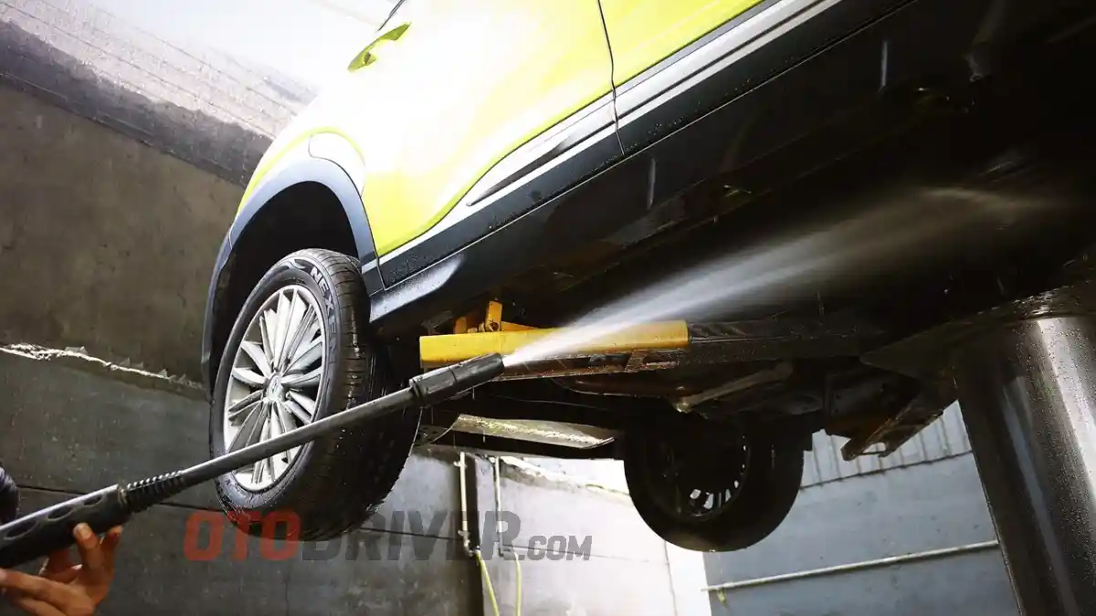 Foto - Mobil Habis Dibawa Ke Dekat Laut Wajib Cuci Kolong Agar Tidak Rusak, Ini Alasannya