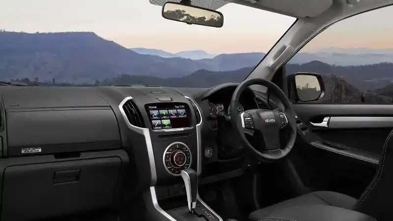 Foto - Komparasi Isuzu D-Max Rodeo VGT AT VS Chevrolet Colorado High Country AT