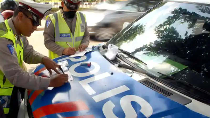 Berita - Polisi Kembali Terapkan Tilang Manual