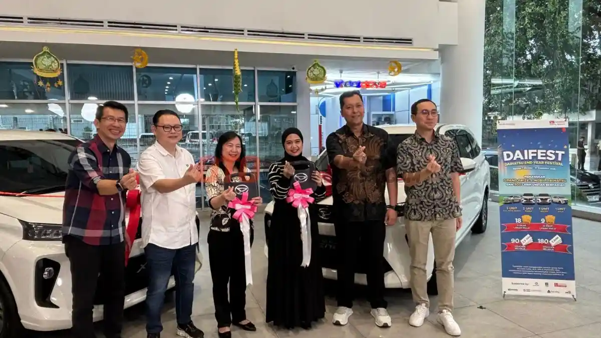 Foto - Dua Xenia Diserahkan Daihatsu Pada Pemenang Daifest 2025