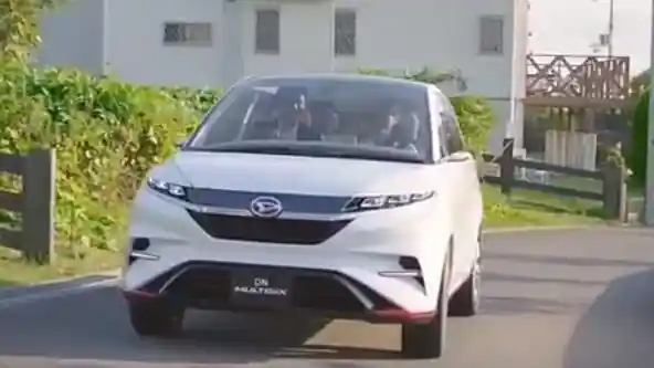 Foto - VIDEO: Daihatsu DN Multisix Melintasi Jalan Raya