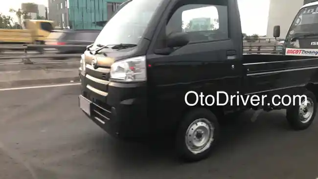 Foto - SPY SHOT: Daihatsu Hi-Max Kepergok Di Tol Jakarta