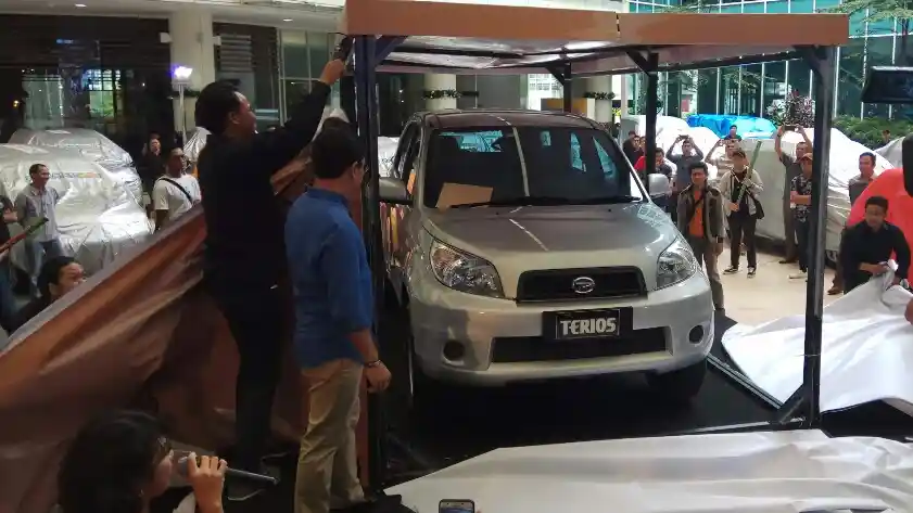 Foto - Daihatsu Tuntaskan Janji Rekondisi Gratis Ratusan Mobil Selama 2017
