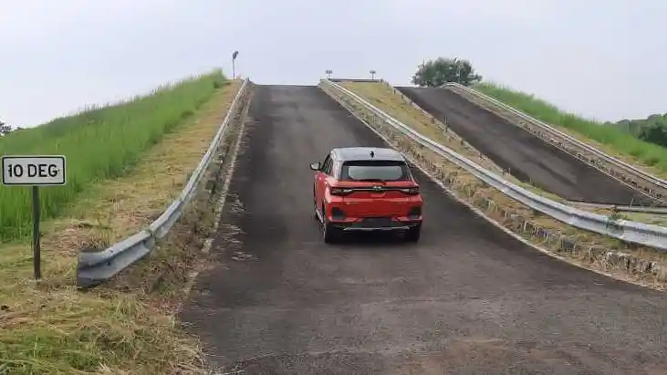 Foto - Daihatsu Pamerkan Segudang Fitur Canggih Rocky, Langsung Praktek