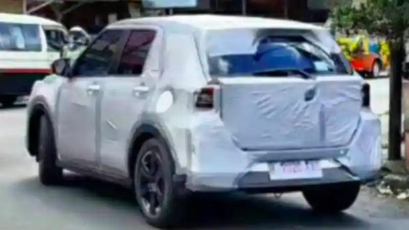 Foto - SPY SHOT: Daihatsu Rocky Tertangkap Kamera Di Lembang.