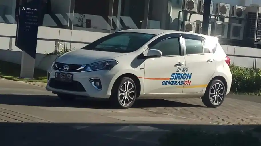 Foto - Kia Picanto VS Daihatsu Sirion, Mana yang Paling Irit?