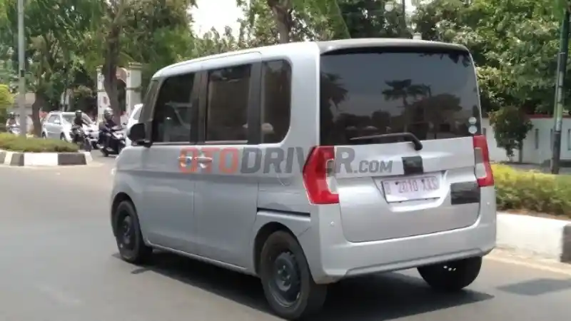 Berita - Daihatsu Tanto Kepergok Sedang Dites di Karawang