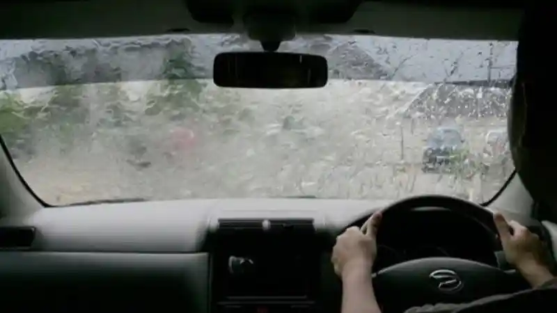 Foto - Tips Aman Menerobos Banjir Menggunakan Mobil Matic Ala Daihatsu
