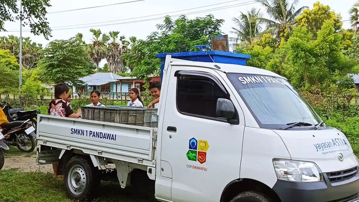 Pikap - Daihatsu Donasikan Pikap Gran Max Untuk SMK Di Sumba Timur