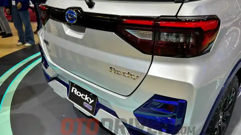 Foto - Rocky Hybrid Curi Perhatian di Booth Daihatsu GIIAS, Sayang Belum Dijual