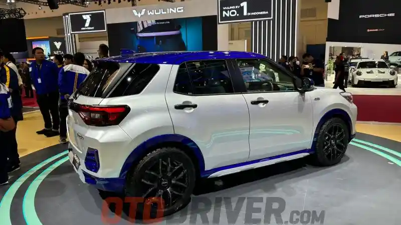 Foto - Rocky Hybrid Curi Perhatian di Booth Daihatsu GIIAS, Sayang Belum Dijual