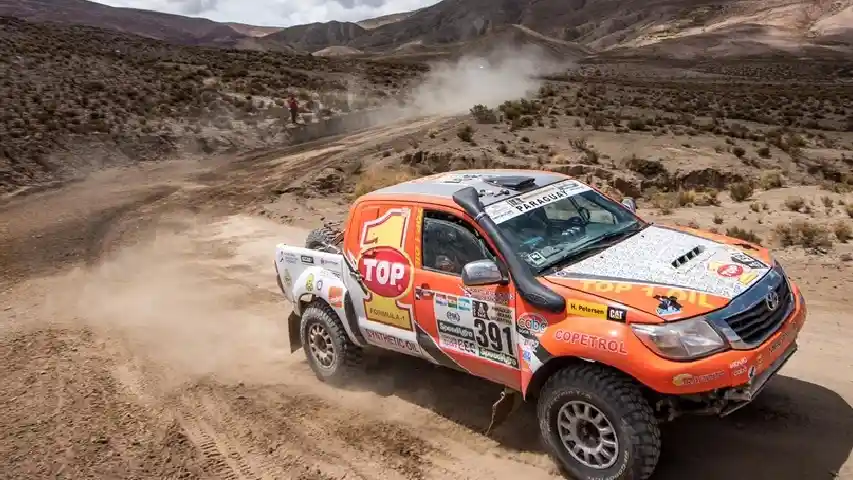 Foto - Toyota Hilux Berlogo Top 1 Ini Selesaikan Rally Dakar 2017 Tanpa Masalah