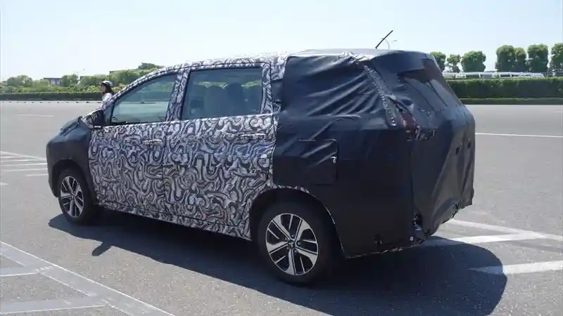 Foto - SPY SHOT: 3 Foto Baru Mitsubishi XM 2017 Yang Kembali Terlihat Jelas di Jepang