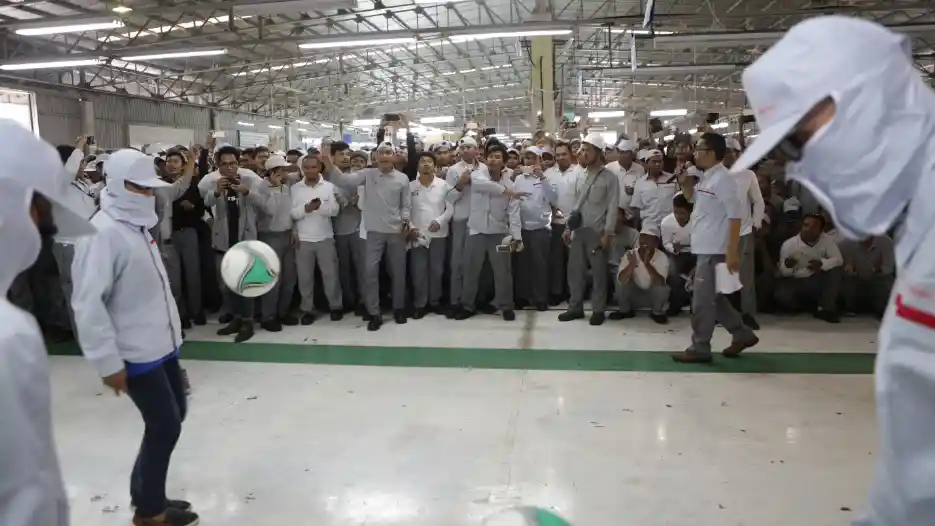 Foto - VIDEO: Datsun Kejutkan Karyawan Pabriknya Dengan Hadirkan Pemain Persib