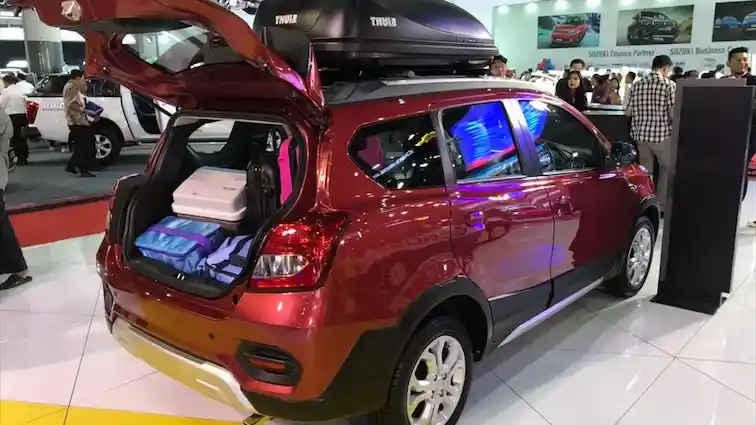 Foto - Datsun Cross Bisa Angkut Papan Selancar? Ini Kata Peselancarnya