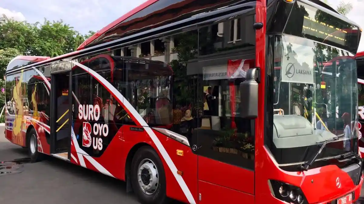 Foto - Daimler Serahkan 18 Unit Mercedes-Benz O500U 1726 untuk Armada Bus Kota Surabaya