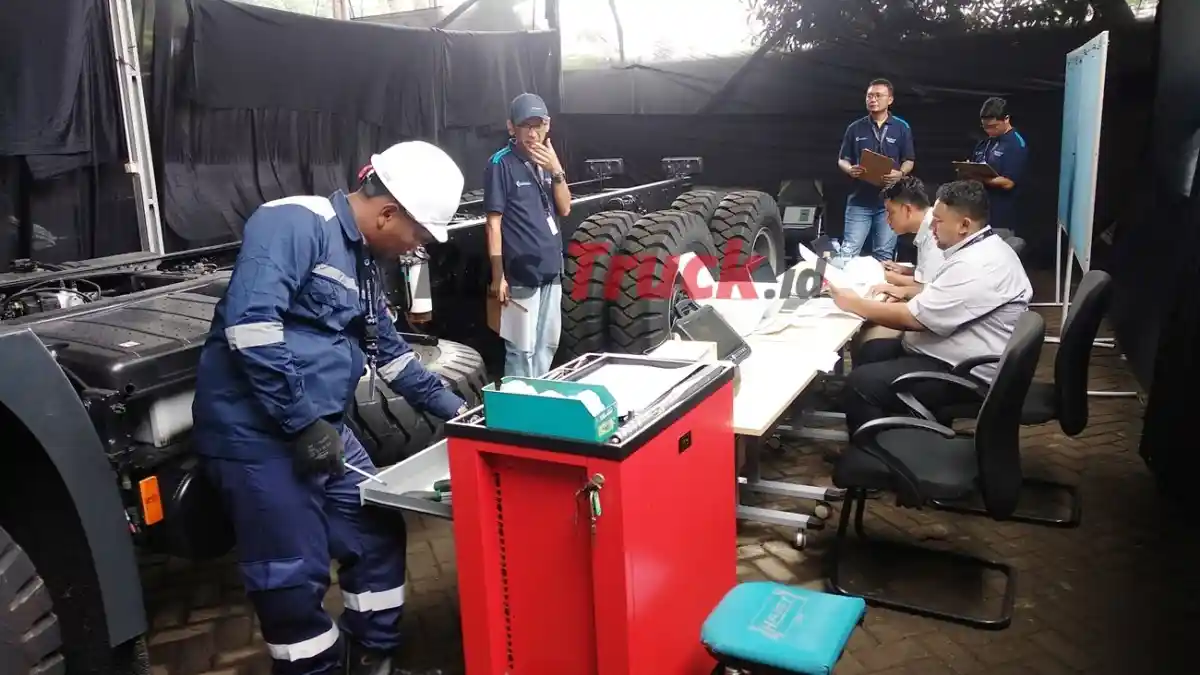 Foto - Tim Tanggap Darurat Kecelakaan Truk-Bus Mercedes-Benz