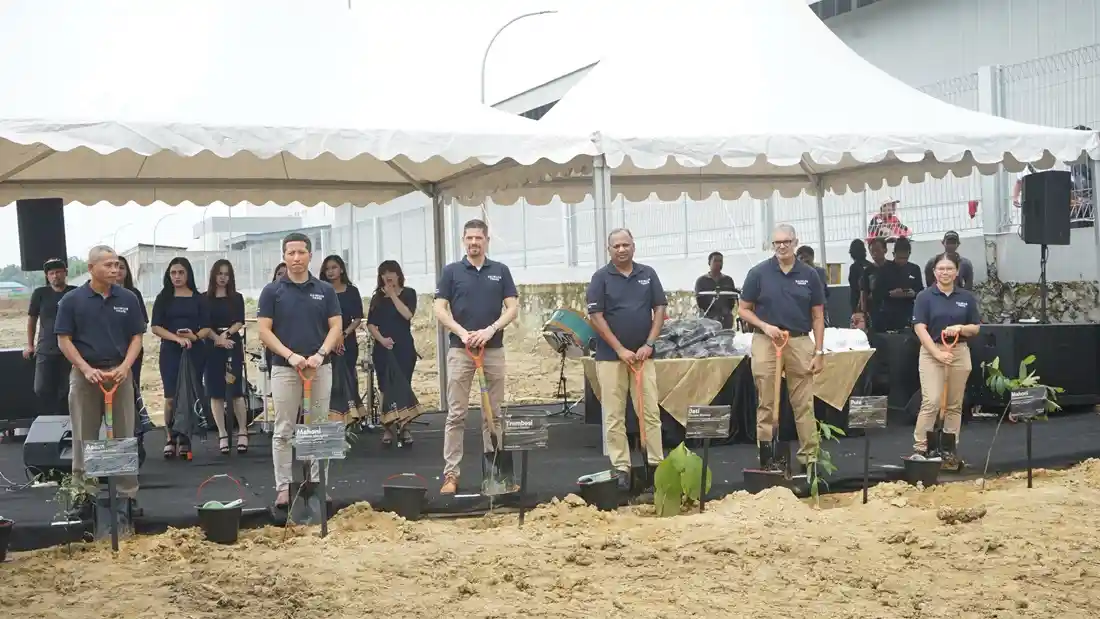 Foto - Gas Pol, Pabrik Baru Daimler Truck Di Cikarang