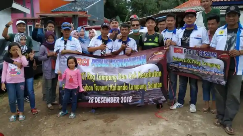 Foto - Komunitas Suzuki Ertiga Berikan Bantuan Langsung Pada Korban Tsunami Selat Sunda