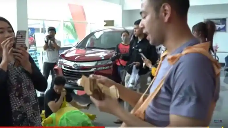 Foto - Dealer Daihatsu Tak Usir Badut yang Niat Beli Mobil
