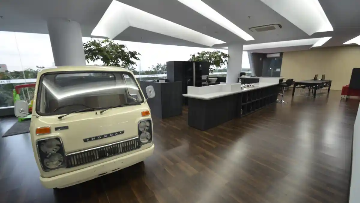Foto - Dealer Honda Terbaru Satu Ini Sangat Atraktif, Ada Apa di Interiornya?