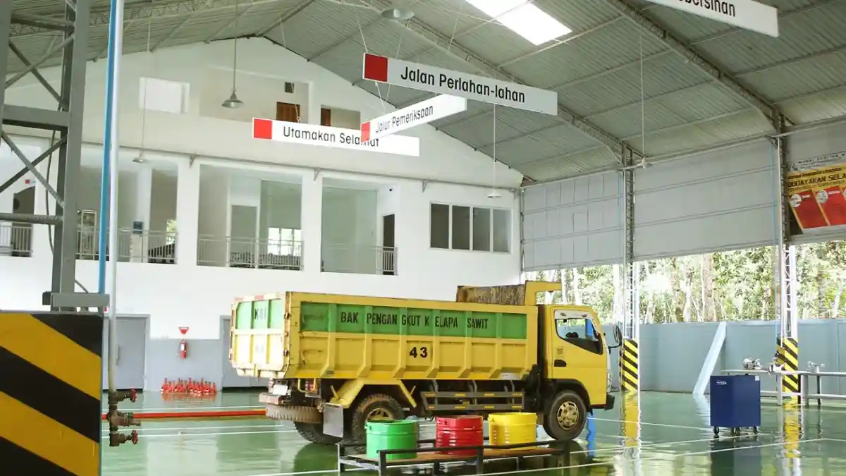 Foto - Mitsubishi Fuso Buka Dealer Megah Di Barito, Kalimantan Tengah