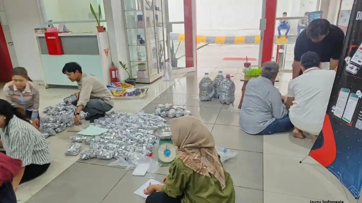 Foto - Boleh Kok Beli Truk Isuzu Pakai Uang Logam