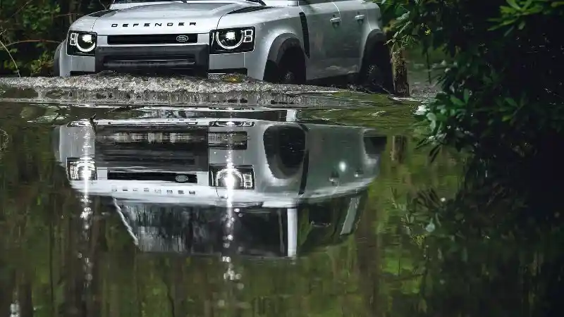 Foto - All New Land Rover Defender Tetap Jadi SUV 4x4 Sejati