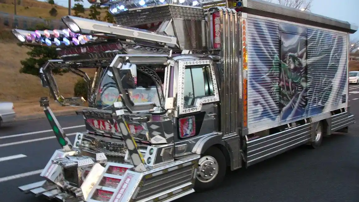 Foto - Dekotora, Aliran Modifikasi Truk Nyeleneh Dari Jepang