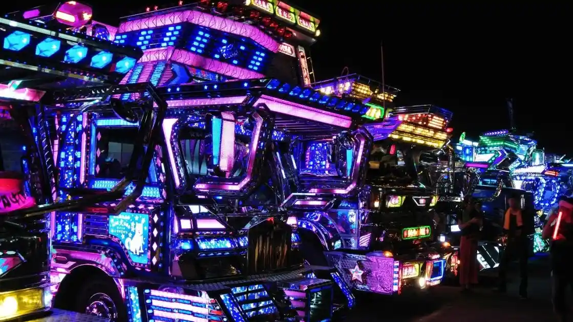 Foto - Dekotora, Aliran Modifikasi Truk Nyeleneh Dari Jepang