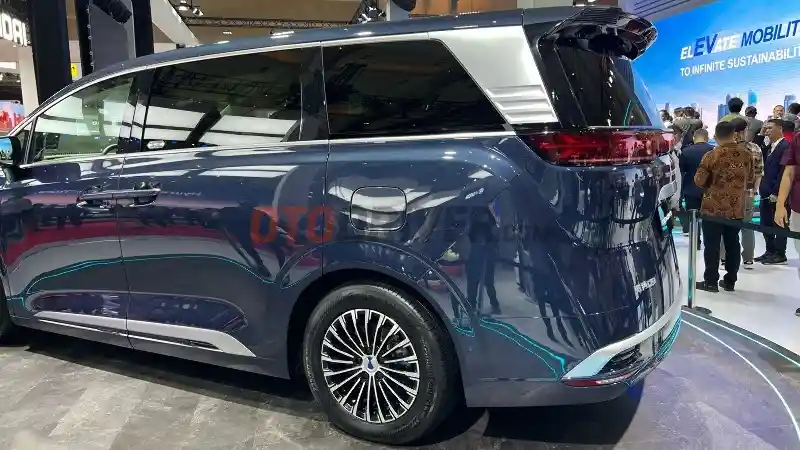Foto - Melihat Mewahnya Denza D9 di Booth BYD, Lawan Alphard Bertenaga Listrik 