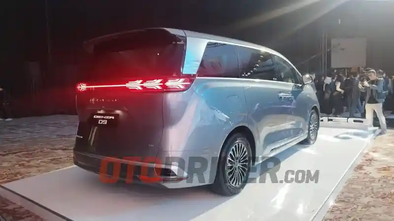 Foto - Mengenal Denza D9 PHEV Yang Dijual Mulai Rp 700 Jutaan