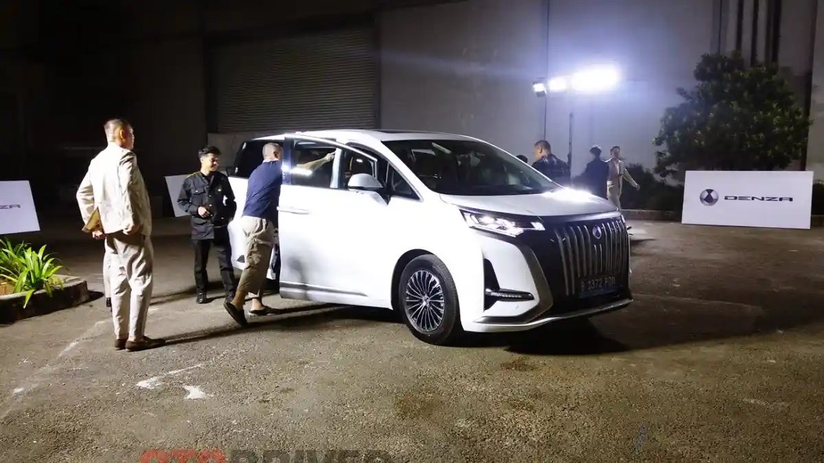 Foto - Denza D9 Tidak Pasang Target Penjualan Di IIMS 2025