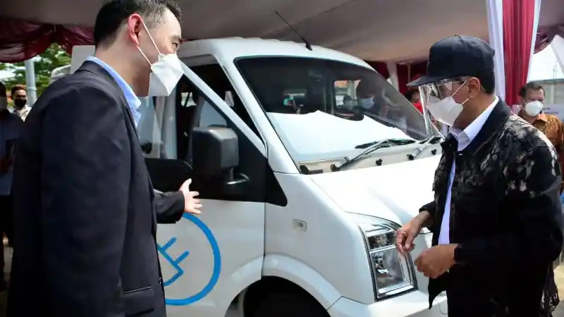 Foto - Menteri Perhubungan Jajal Langsung DFSK Gelora E