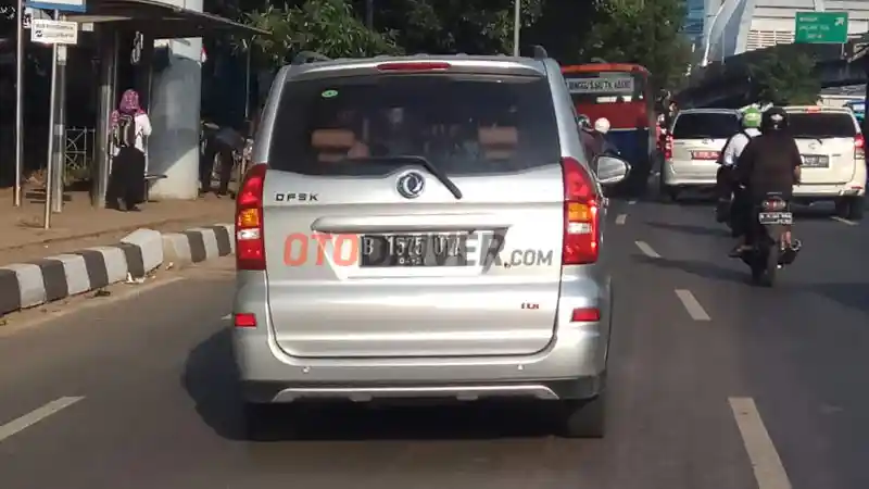 Berita - SPY SHOT: DFSK Glory 330 di Depan Kantor Kemenperin!