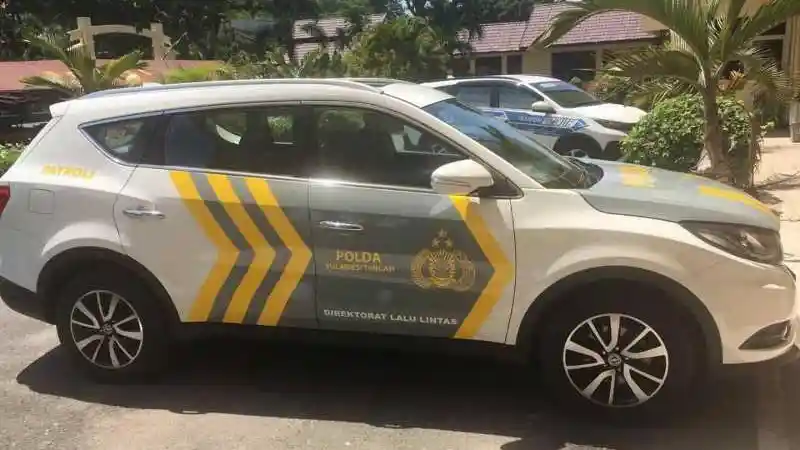 Foto - Bantu Recovery Gempa Palu, DFSK Glory 580 'Dinas' di Polda