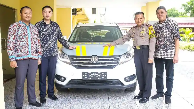 Foto - Bantu Recovery Gempa Palu, DFSK Glory 580 'Dinas' di Polda