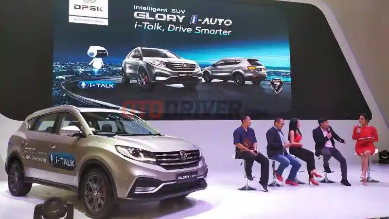 Foto - i-Talk di Glory i-Auto Ikut-ikutan Wuling?