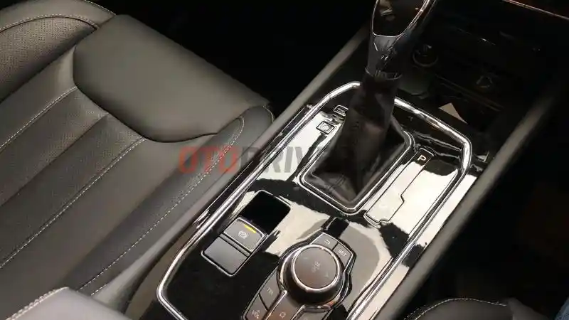 Foto - Intelligent Feature Jadi Jaminan Berkendara Lebih Nyaman dan Aman Sebuah DFSK Glory i-Auto.