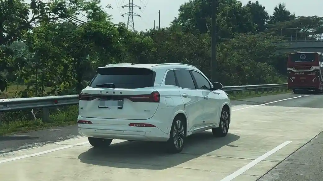 Foto - DFSK Perlihatkan Sosok PHEV-nya, Lakukan Test Jalan Tanpa Kamuflase