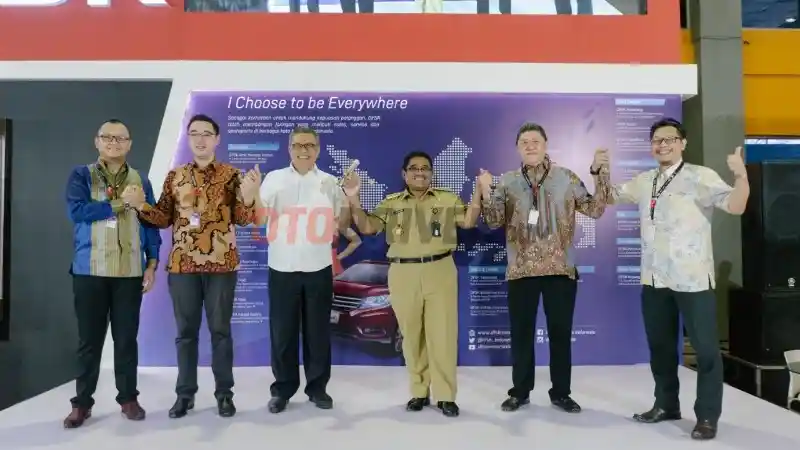 Foto - DFSK Borong Penghargaan di GIIAS Makassar, Ratusan Orang Test Drive Glory 580