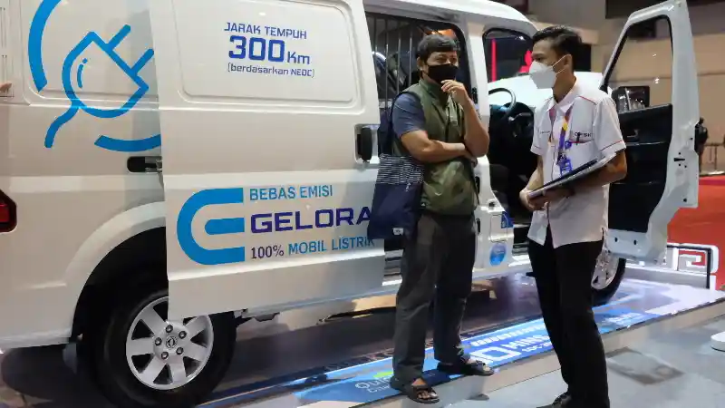 Foto - DFSK Obral Glory 560 dan i-Auto dan Hadiahi Konsumen iPhone 13 di IIMS 