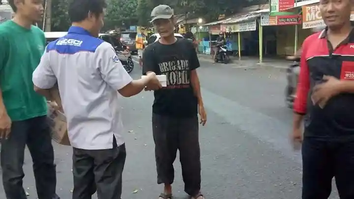 Berita - Datsun GO+ Community Indonesia Chapter Yogyakarta Bagi-bagi Ratusan Takjil Gratis