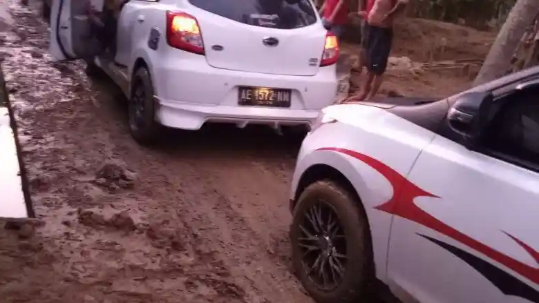 Berita - Datsun Go+ Community Indonesia Tembus Lokasi Bencana Alam di Pacitan